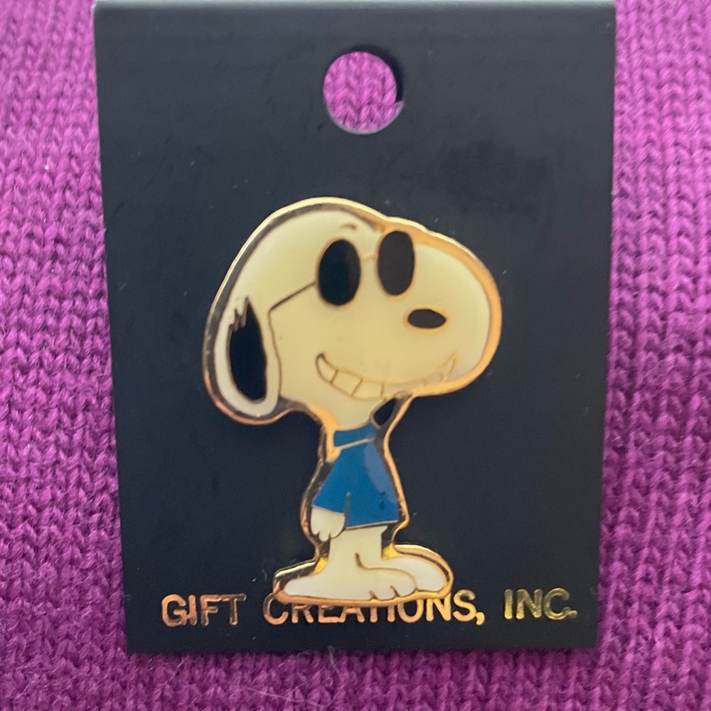 Adorable vintage Snoopy (as Joe Cool) pin